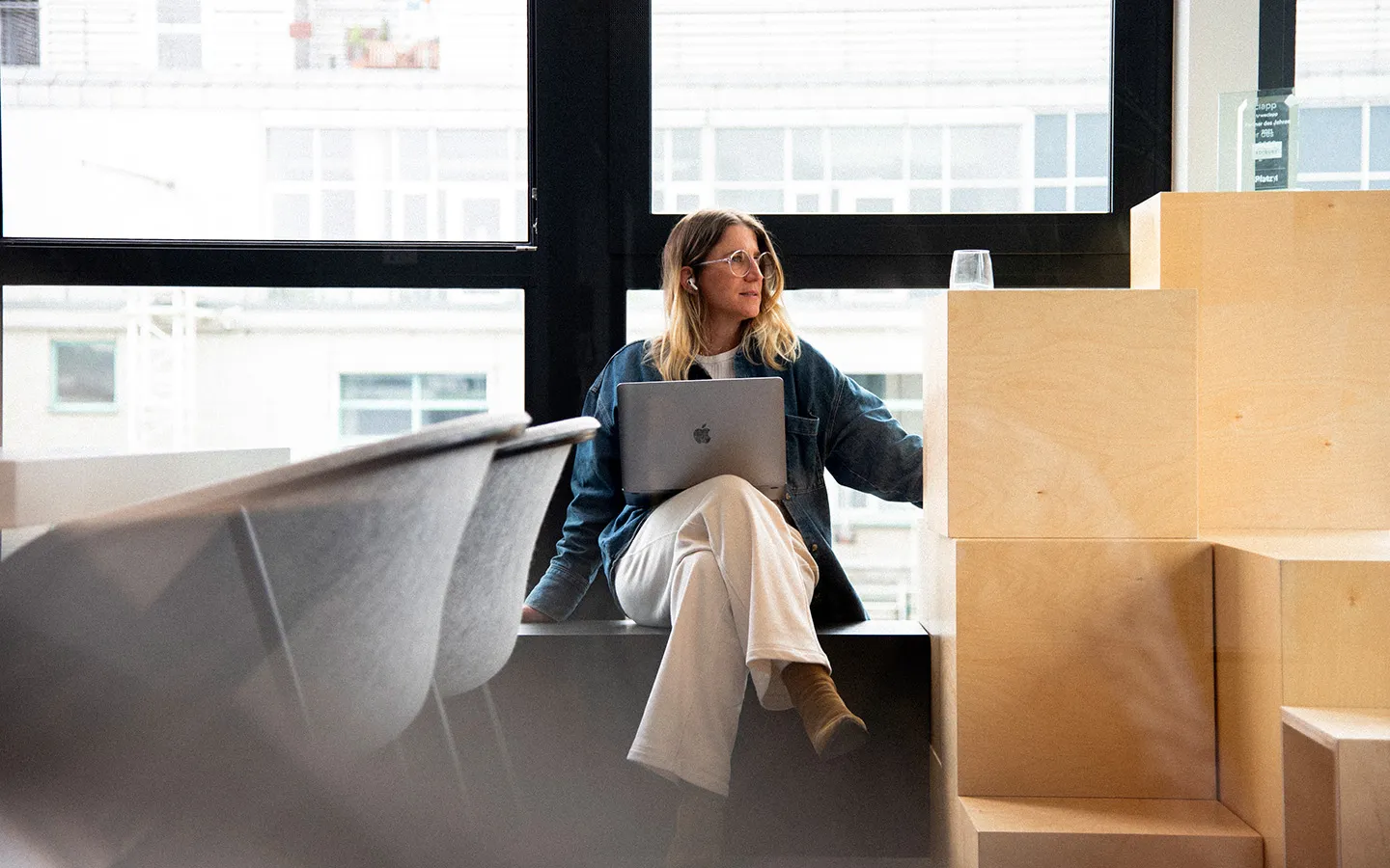 Reportage Aufnahmen von LOUP Werbeagentur Mitarbeitenden im Office in Stuttgart