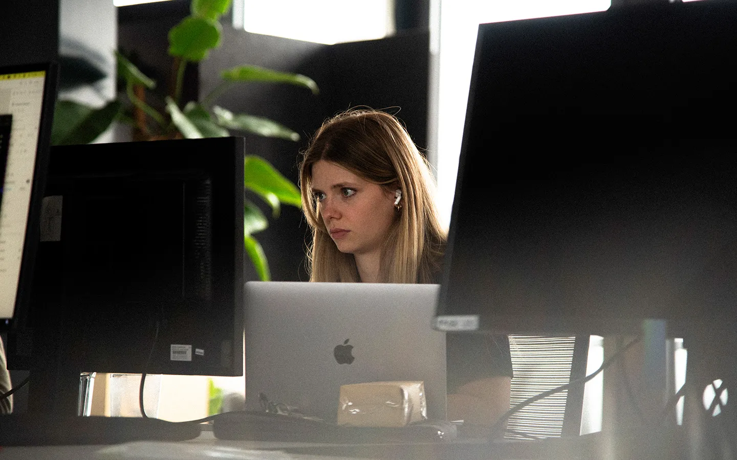 Reportage Aufnahmen von LOUP Werbeagentur Mitarbeitenden im Office in Stuttgart