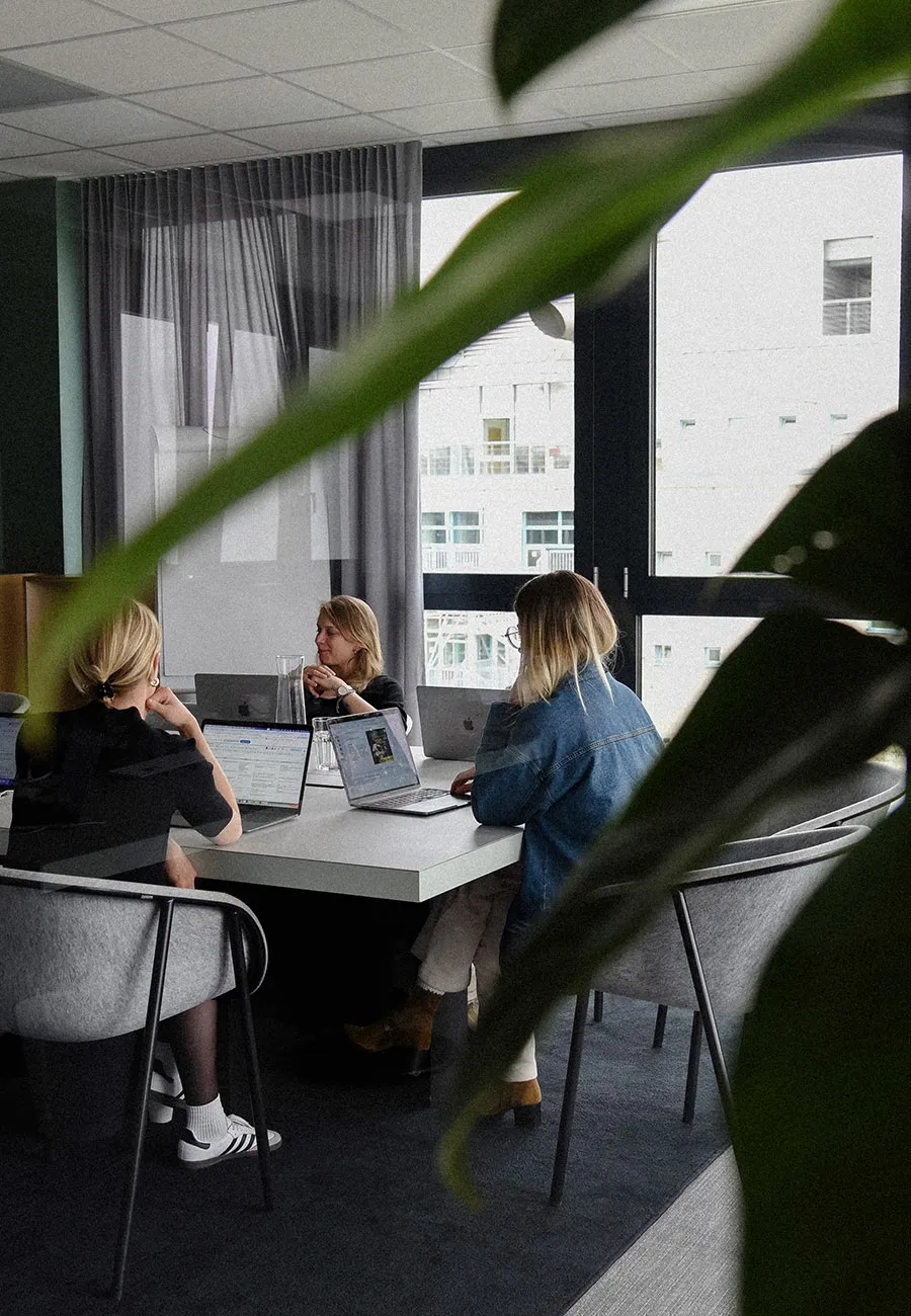 Reportage Aufnahmen von LOUP Werbeagentur Mitarbeitenden im Office in Stuttgart