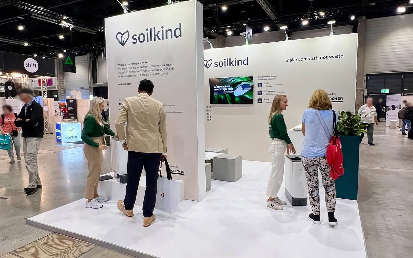 LOUP Soilkind Case Messestand