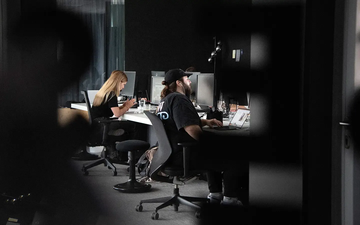 Reportage Aufnahmen von LOUP Werbeagentur Mitarbeitenden im Office in Stuttgart